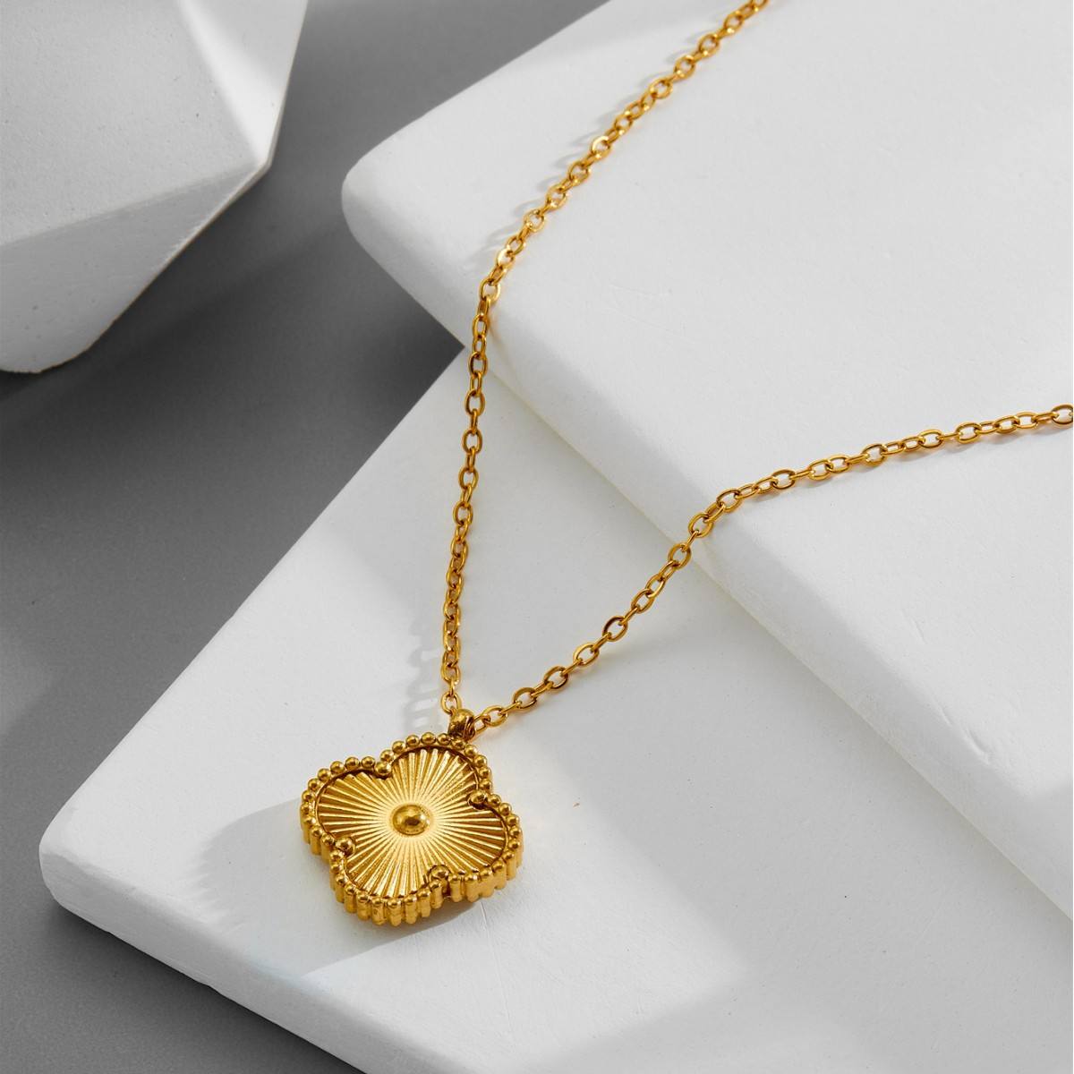 Minimalist Clover Pendant Necklace – 18K Gold Plated Stainless Steel